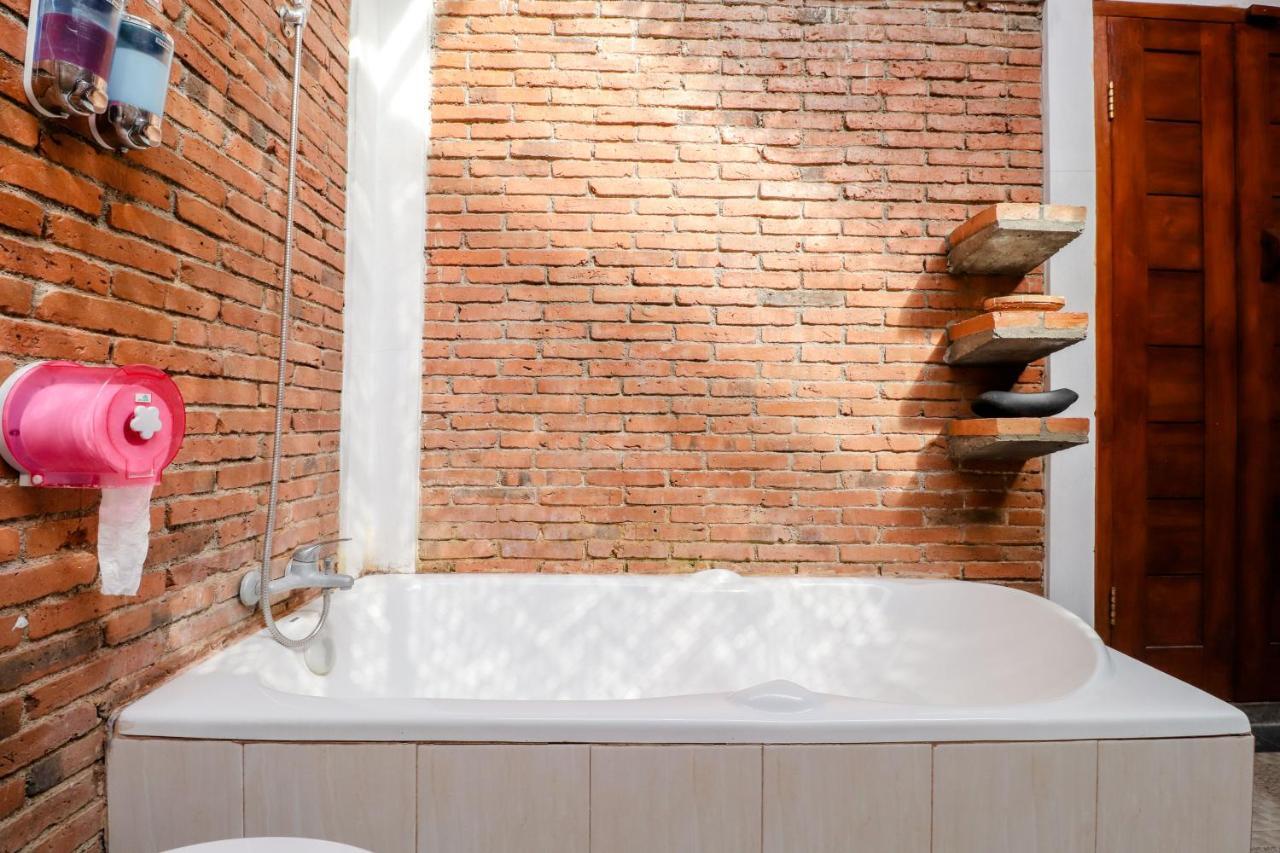 Omah Teras Bata Guesthouse Джокякарта Екстериор снимка